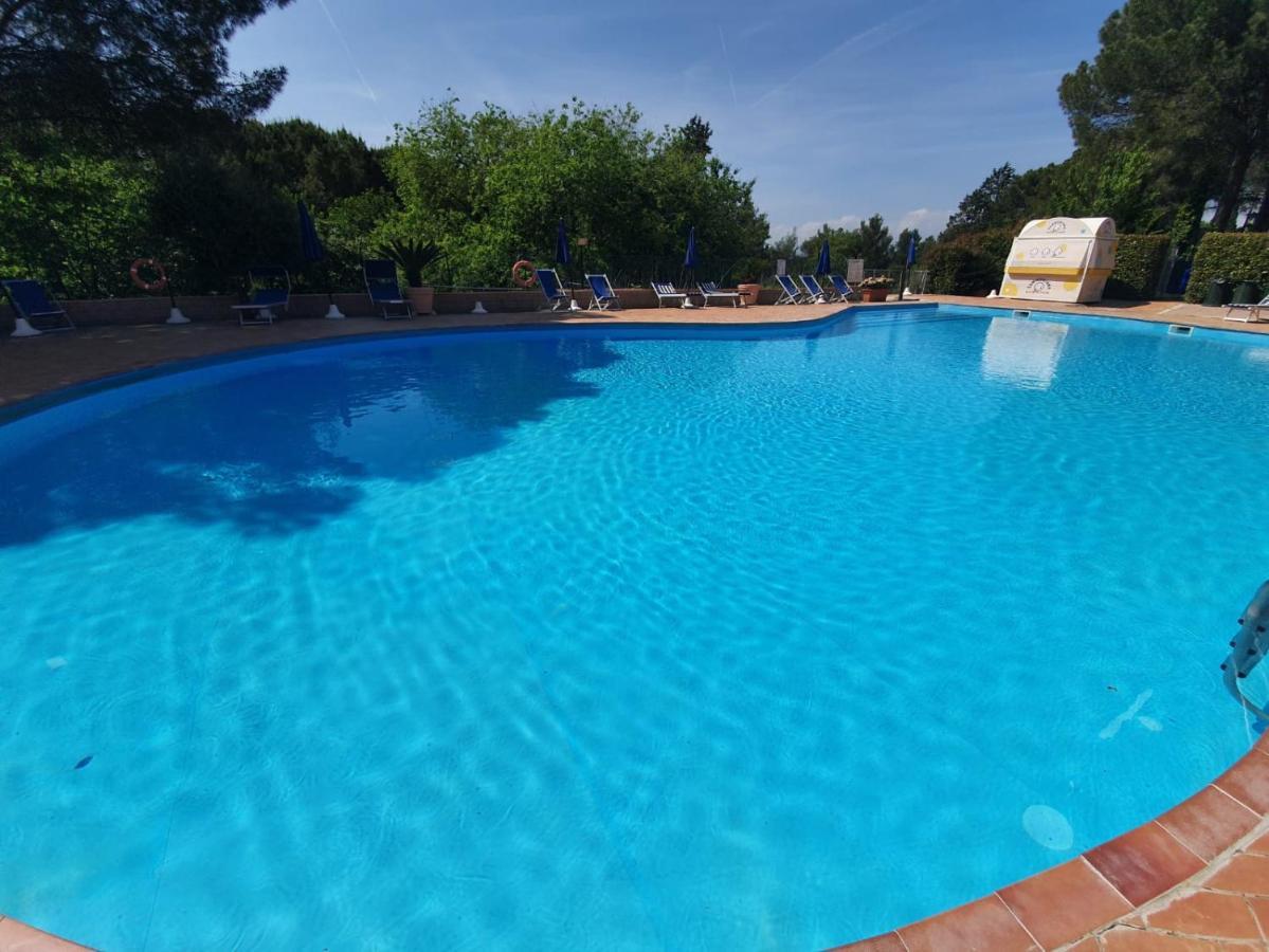 Toscana Holiday Village Монтополи-ин-Валь-д'Арно Экстерьер фото